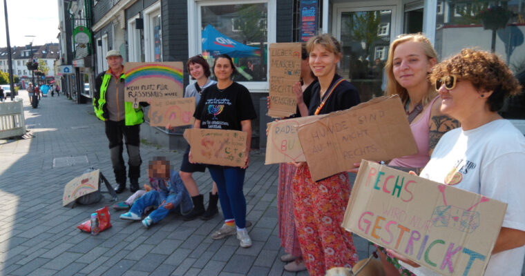 Junge Leute protestieren spontan gegen AfD-Infostand