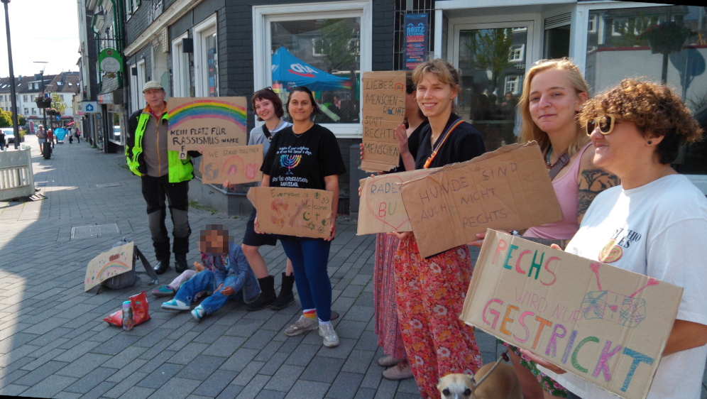 Junge Leute protestieren spontan gegen AfD-Infostand