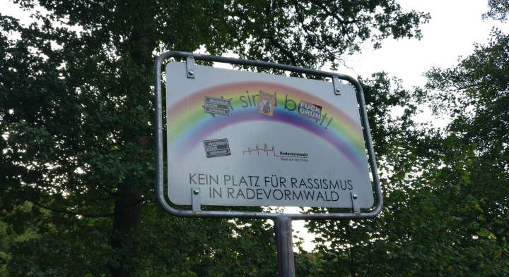 <strong>Neofaschisten attackieren Schilder gegen Rassismus eine Woche vor Kommunalwahl</strong>
