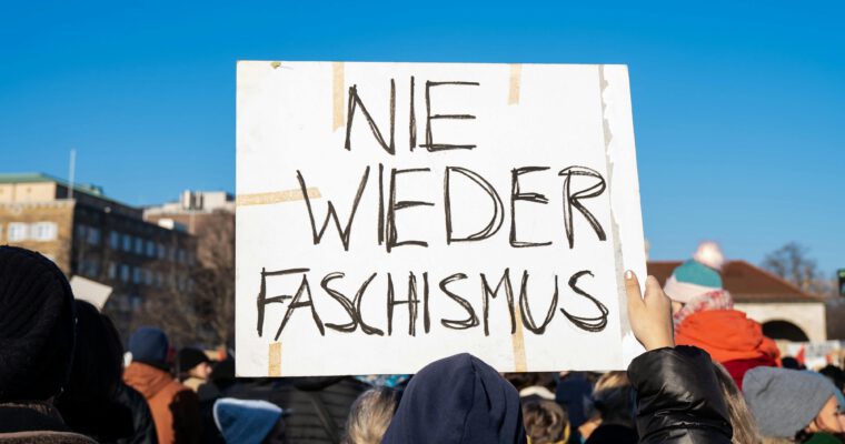 Jusos und Grüne demonstrieren gemeinsam mit Rundem Tisches gegen Rechts